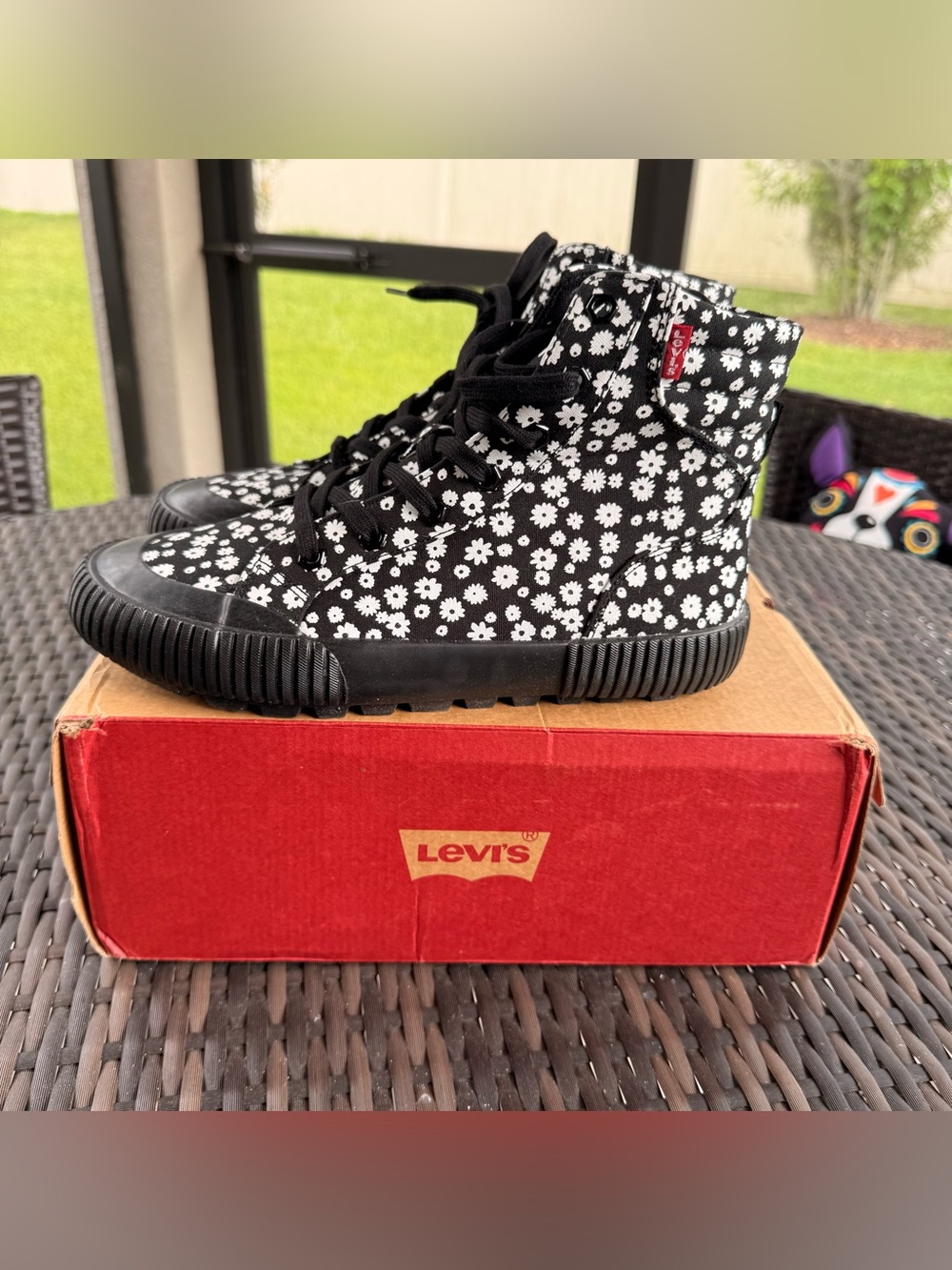 LEVIS OLIVIA FLORAL HI-TOP CANVAS SNEAKER CASUAL BLACK & WHITE WOMENS SIZE 9 NEW